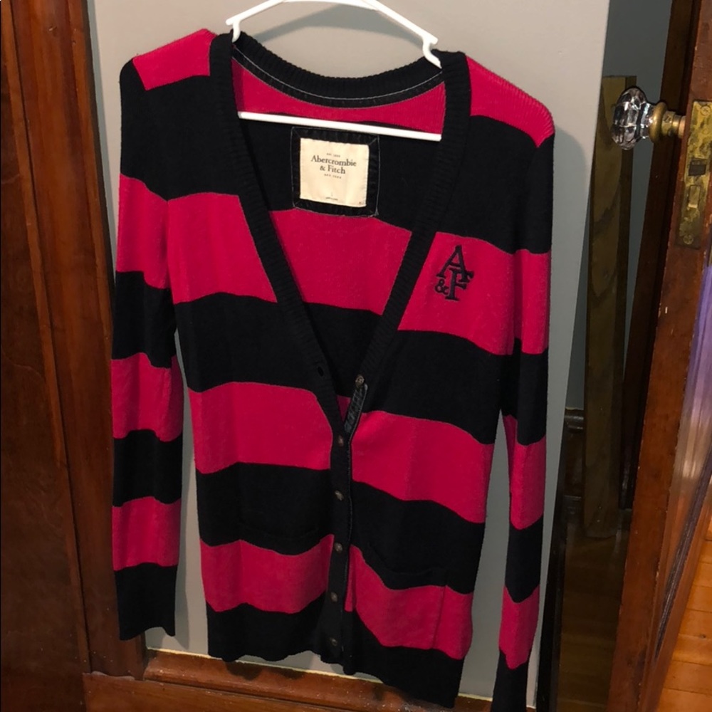 3️⃣ for 2️⃣0️⃣💰Fuscia and navy button up sweater